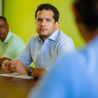 Omar Fernández critica mal estado de escuelas; propone recintos verticales y modelo STEAM