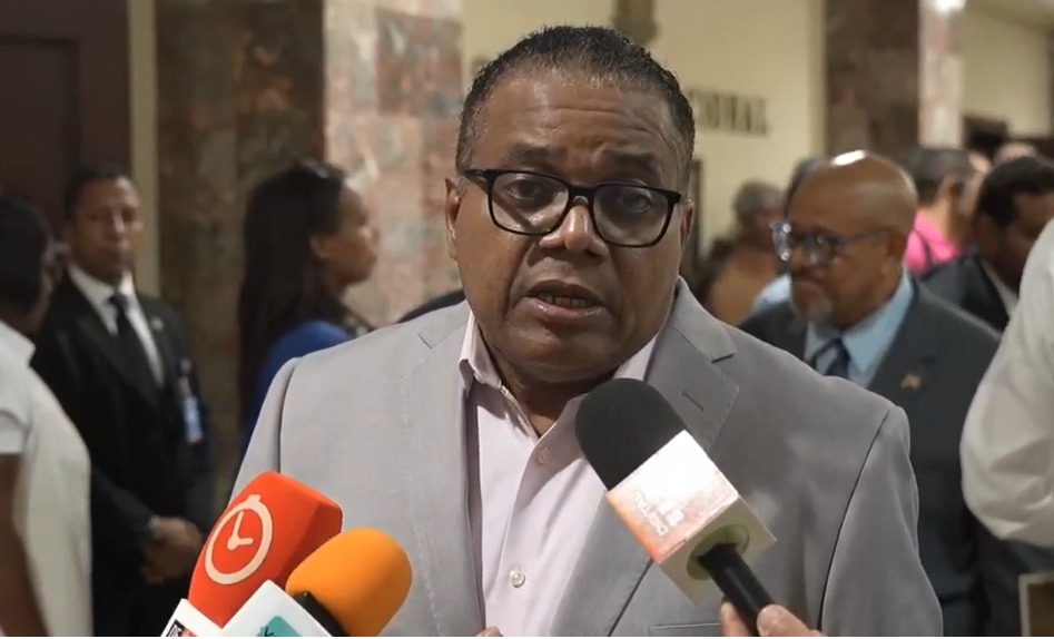 Senado reconoce a Pochy Familia por su trayectoria en el merengue