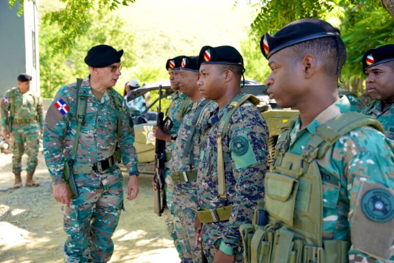 Comandante General del ERD recorre Carretera Internacional en la frontera