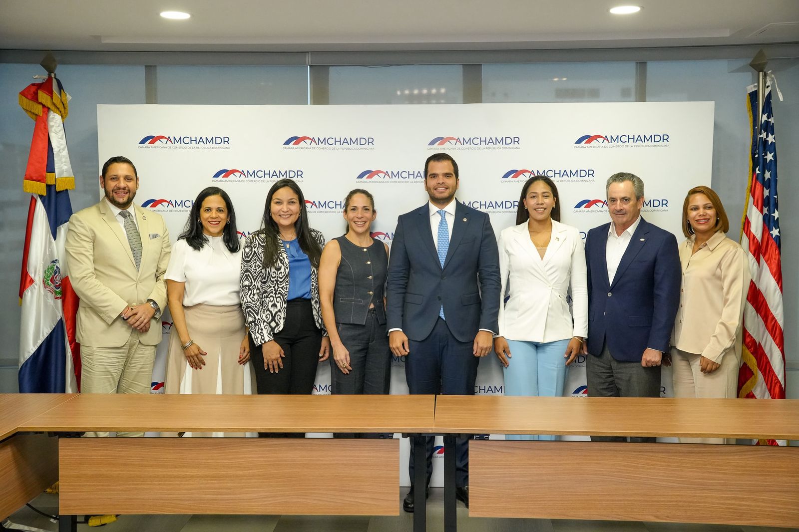 Vicente Sánchez se reúne con Comité de AMCHAMDR
