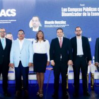 Moderadora y participantes en el panel.