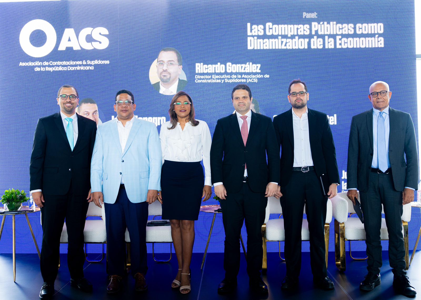 Moderadora y participantes en el panel.