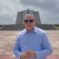 Rafael Castillo dona banderas al Faro a Colón para reemplazar pabellones rotos y sucios