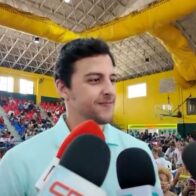 Raymond Rodríguez motiva a padres y niños durante entrega de útiles: “Estas mochilas están cargadas de sueños y esperanza”