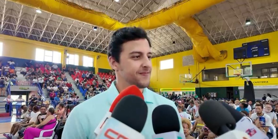 Raymond Rodríguez motiva a padres y niños durante entrega de útiles: “Estas mochilas están cargadas de sueños y esperanza”