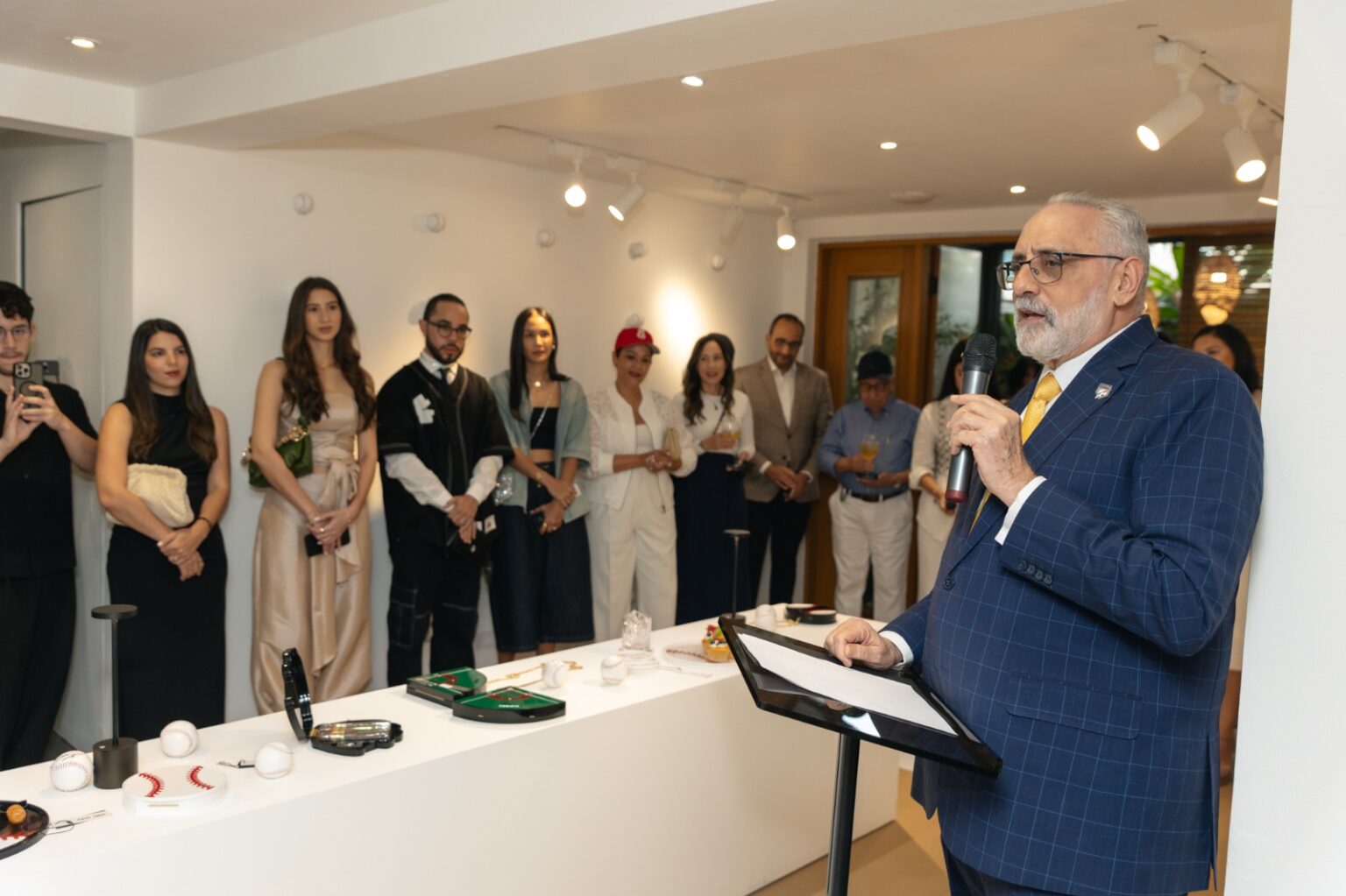 INDÓ MITA dedica su novena colección de moda al béisbol dominicano