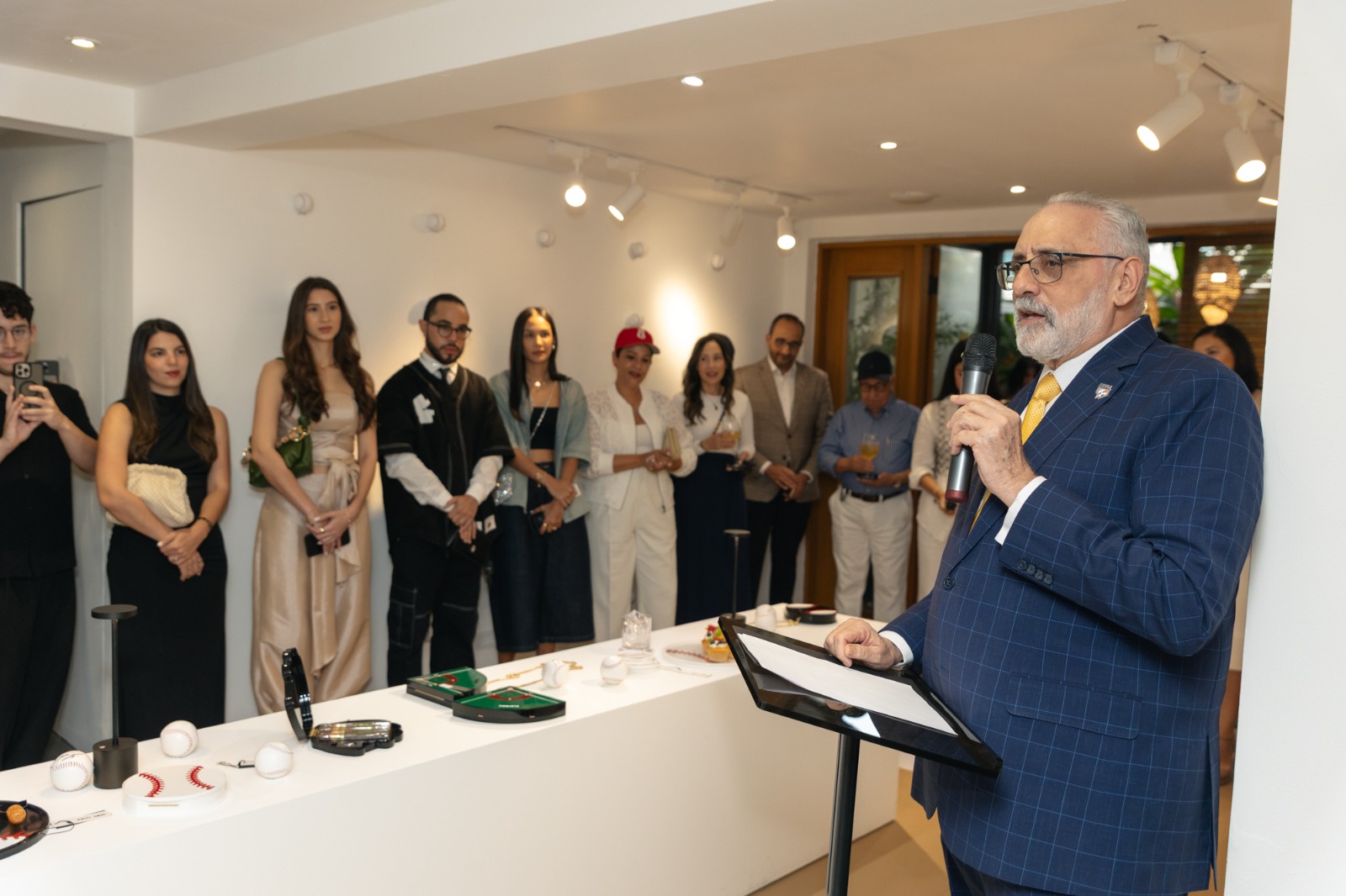 INDÓ MITA dedica su novena colección de moda al béisbol dominicano