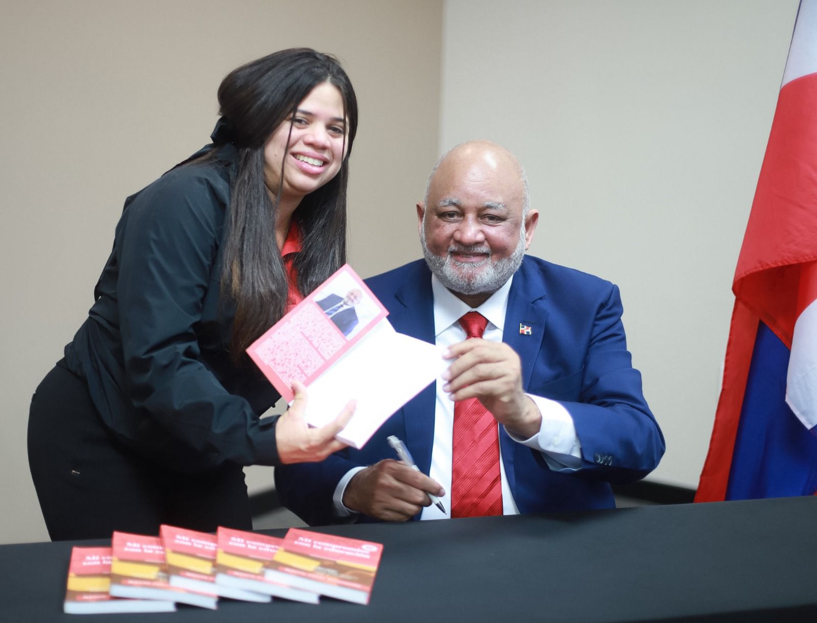 Roberto Fulcar presenta en Miami su libro “Mi compromiso con la educación”