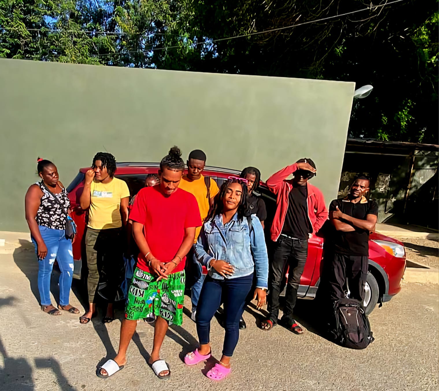 Ejército detiene pareja con nueve ciudadanos haitianos en situación migratoria irregular en un vehículo en Mao