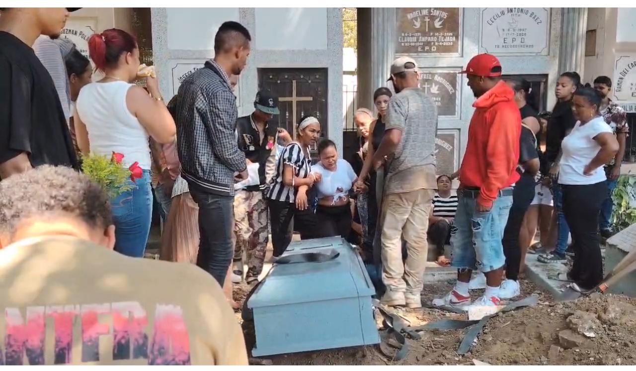 Sepultan a joven asesinado con casco de botella en Santiago; familia clama por justicia