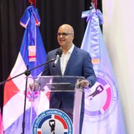 Director del IDAC presenta beneficios del transporte aéreo durante Conferencia en la FARD