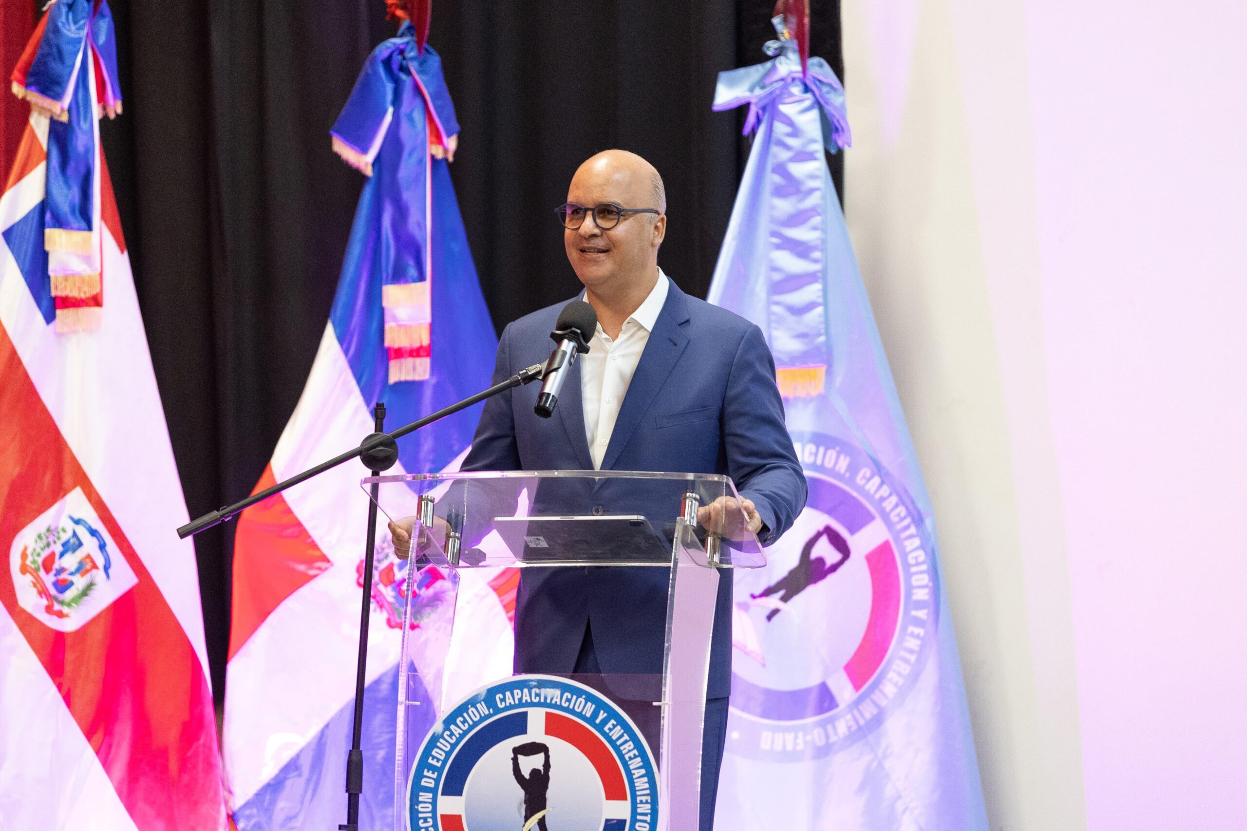 Director del IDAC presenta beneficios del transporte aéreo durante Conferencia en la FARD