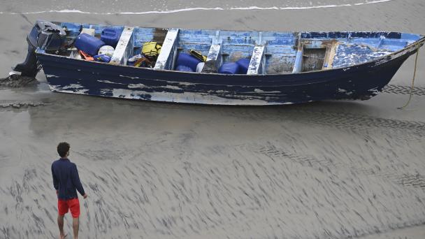 Autoridades continúan búsqueda tras naufragio de embarcación de migrantes con 4 muertos
