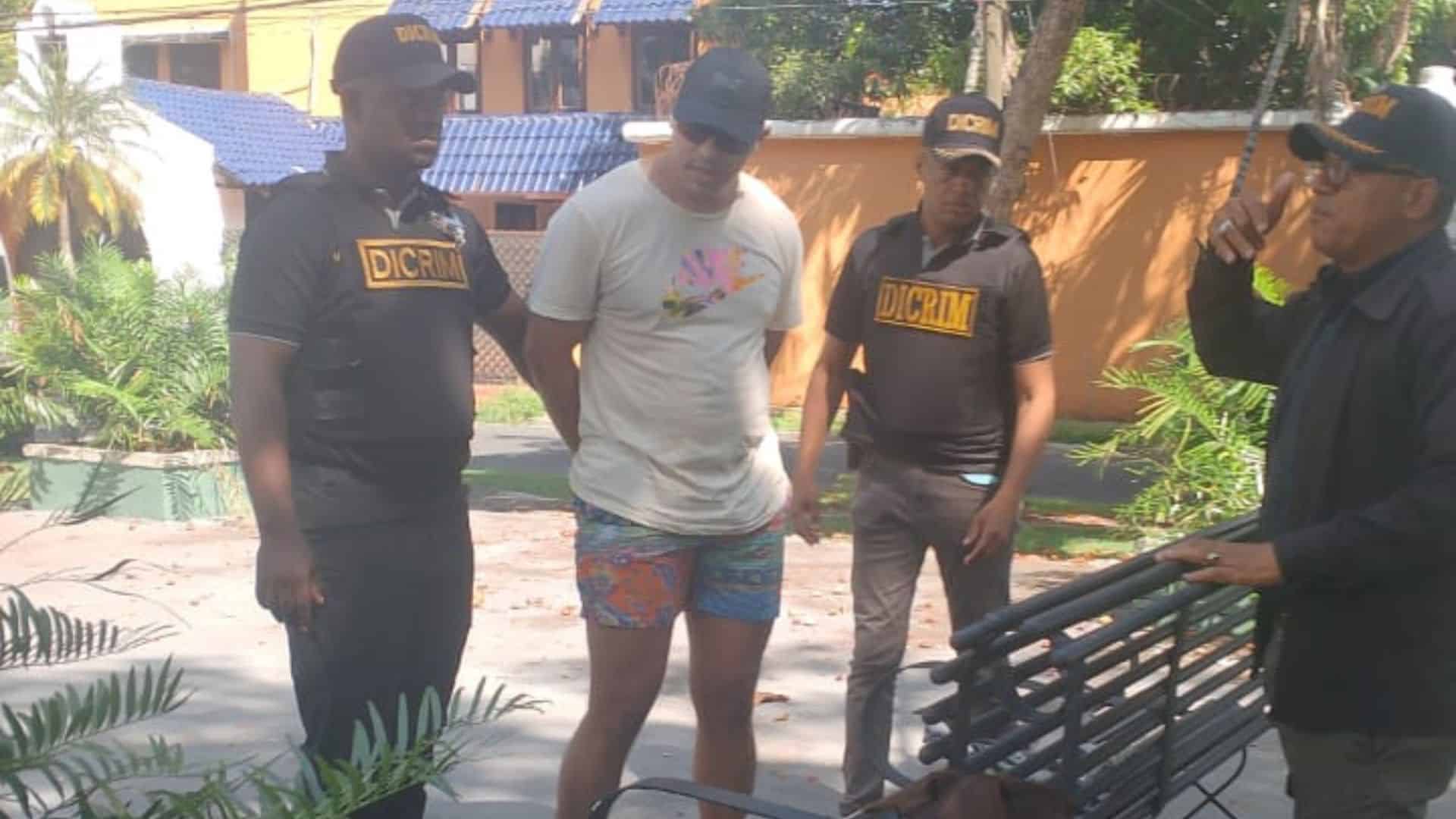 Aplazan para el viernes coerción a norteamericano acusado de lanzar perro del 11.º piso en DN