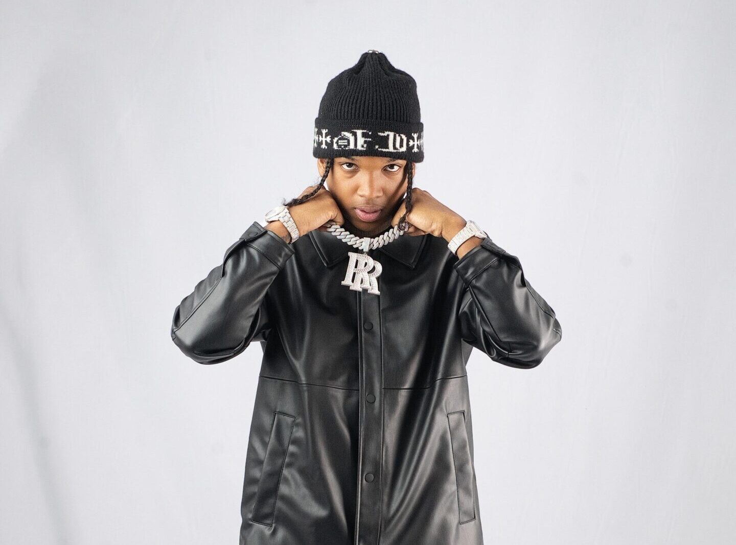 También esta producción incluye una colaboración con El Alfa, considerado el pionero del dembow dominicano, y cuyo tema incluye un video clip que se presentará el mismo día del lanzamiento de “Blesss”.