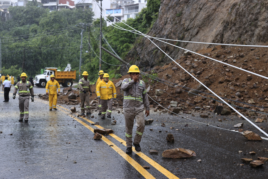 La tormenta tropical Flossie sigue debilitándose y se aleja de las costas de México