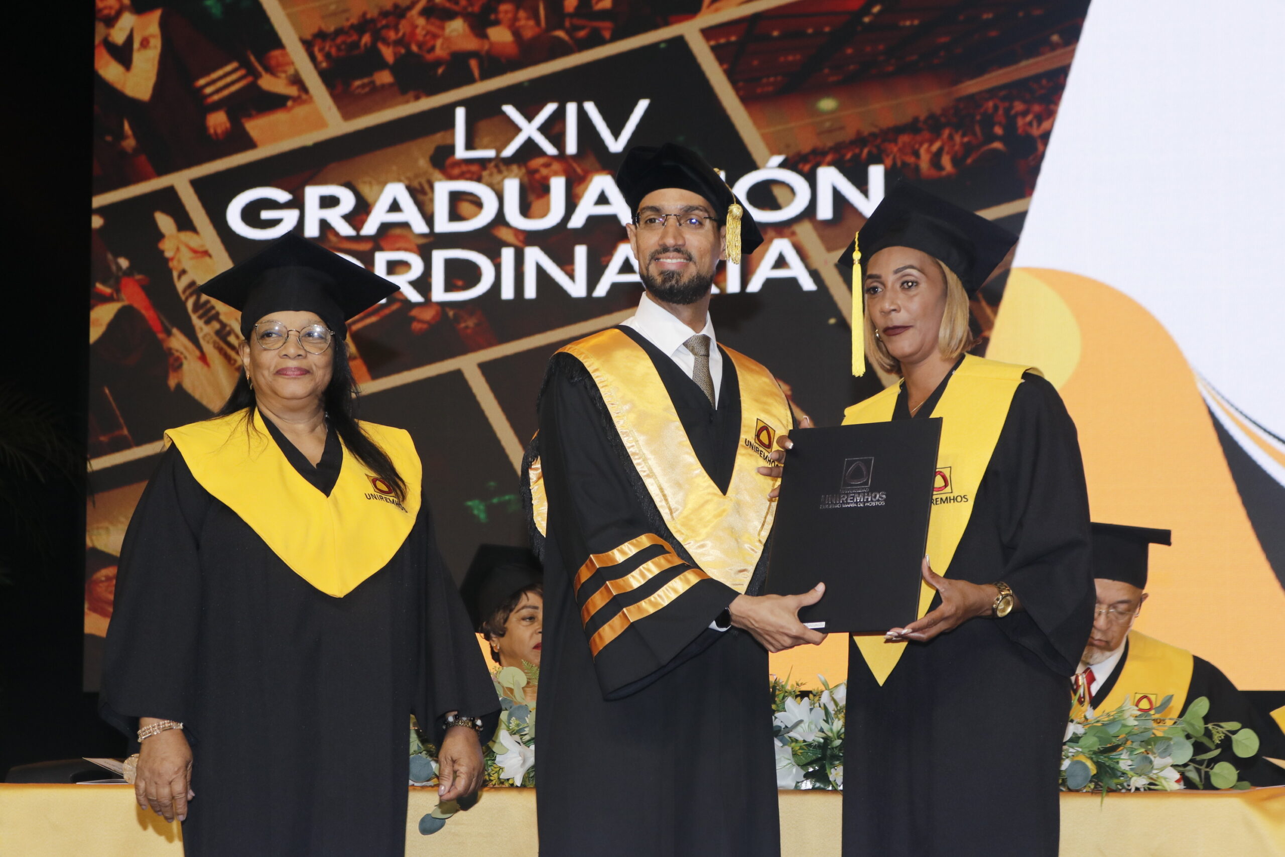 UNIREMHOS gradúa 498 nuevos profesionales: 88% son mujeres