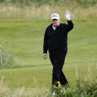 Trump juega al golf en Escocia antes de sus reuniones con Von der Leyen y Starmer