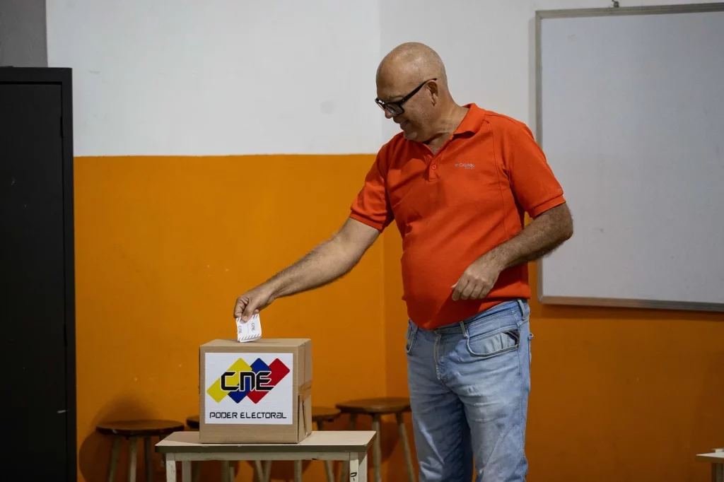 Maduro llama a los venezolanos a votar en las municipales: "Es un día de fiesta y de paz"