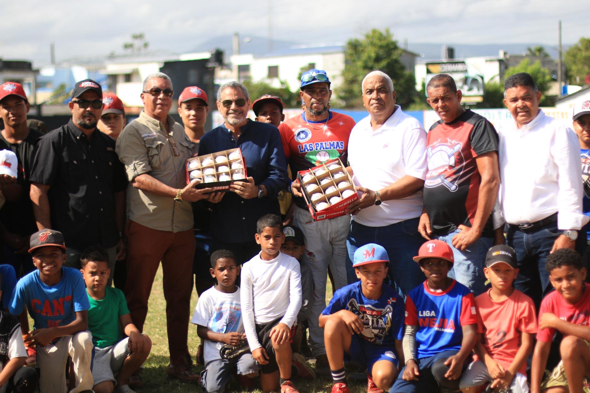 DCNB y MLB entregan remozado el play de béisbol Palmarito, en Bonao