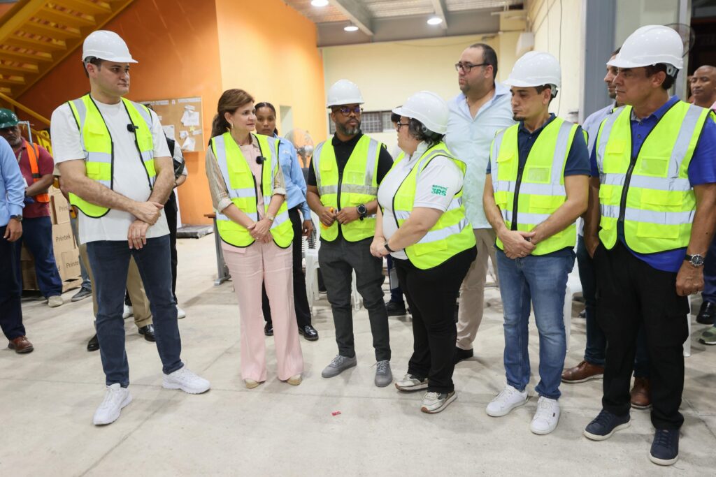 Vicepresidenta Raquel Peña supervisa distribución de utilería escola