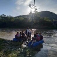 Estudiantes de Tamayo cruzan río en balsas para poder asistir a la escuela