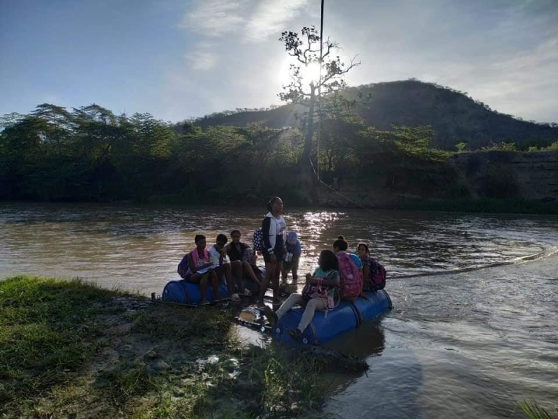 Estudiantes de Tamayo cruzan río en balsas para poder asistir a la escuela
