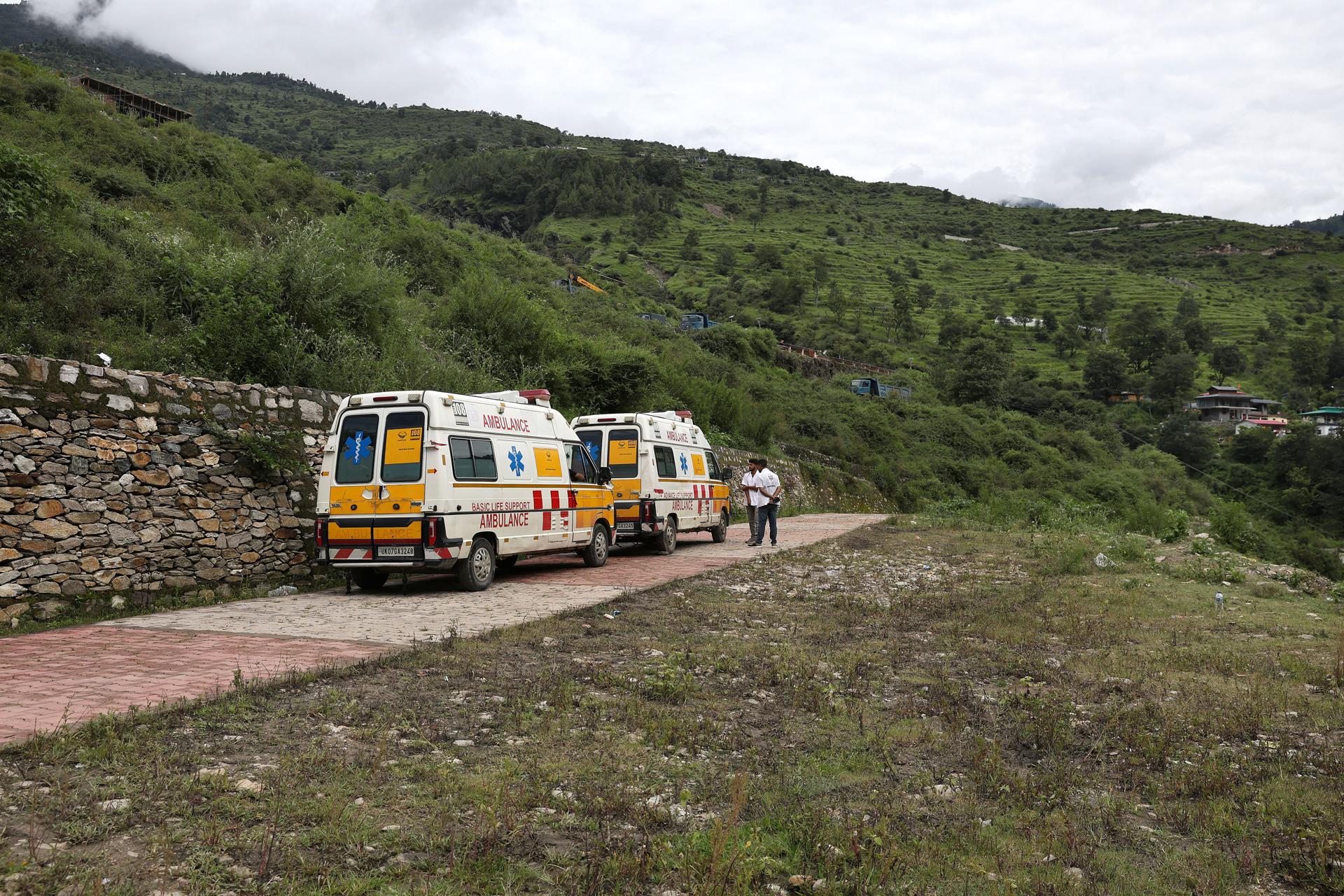 Mal tiempo y carreteras destruidas dificultan el rescate de desaparecidos en el Himalaya