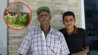 Señor mayor pide ayuda para reconstruir su casa tras incendio provocado por su nieto con condición mental