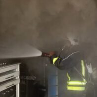 Bomberos combaten incendio en la Ferretería Hilario
