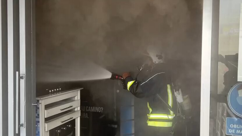 Bomberos combaten incendio en la Ferretería Hilario
