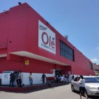 Supermercados lucen normales pese a alerta por huracán Erin