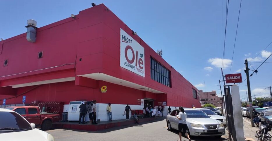 Supermercados lucen normales pese a alerta por huracán Erin