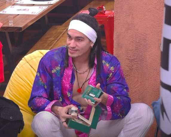 ¡Otro detallito! Santiago Matías regala un rolex a Giuseppe