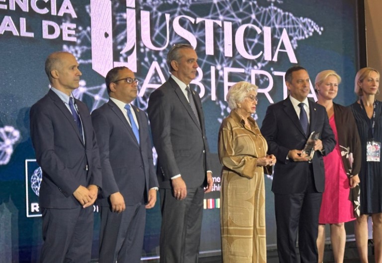 Milagros Ortiz Bosch recibe reconocimiento en Conferencia Internacional de Justicia Abierta