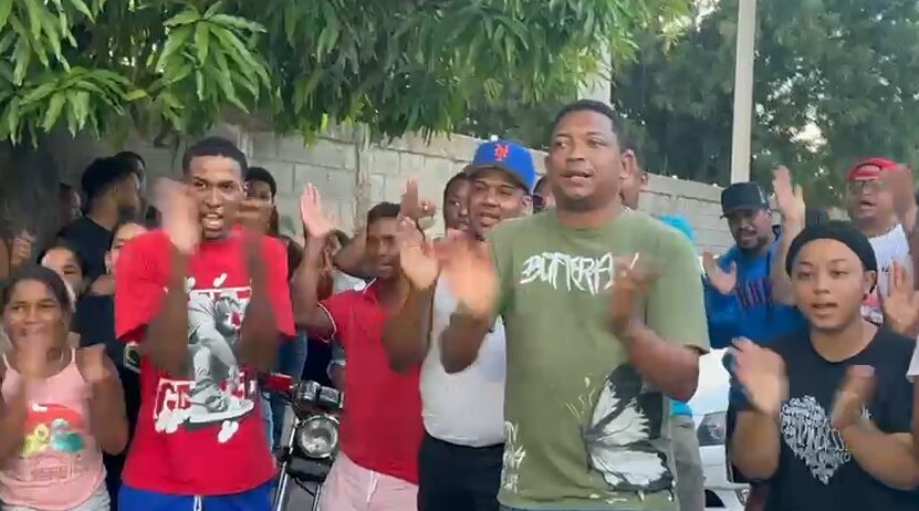 Familiares y vecinos exigen arresto de seis hombres acusados de violar a joven de 21 años en Villa González