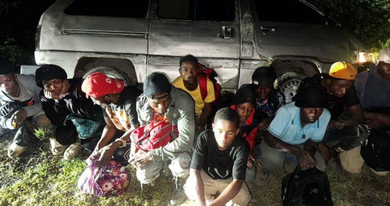 Ejército detiene a 11 indocumentados abandonados en vehículo en San Juan de la Maguana