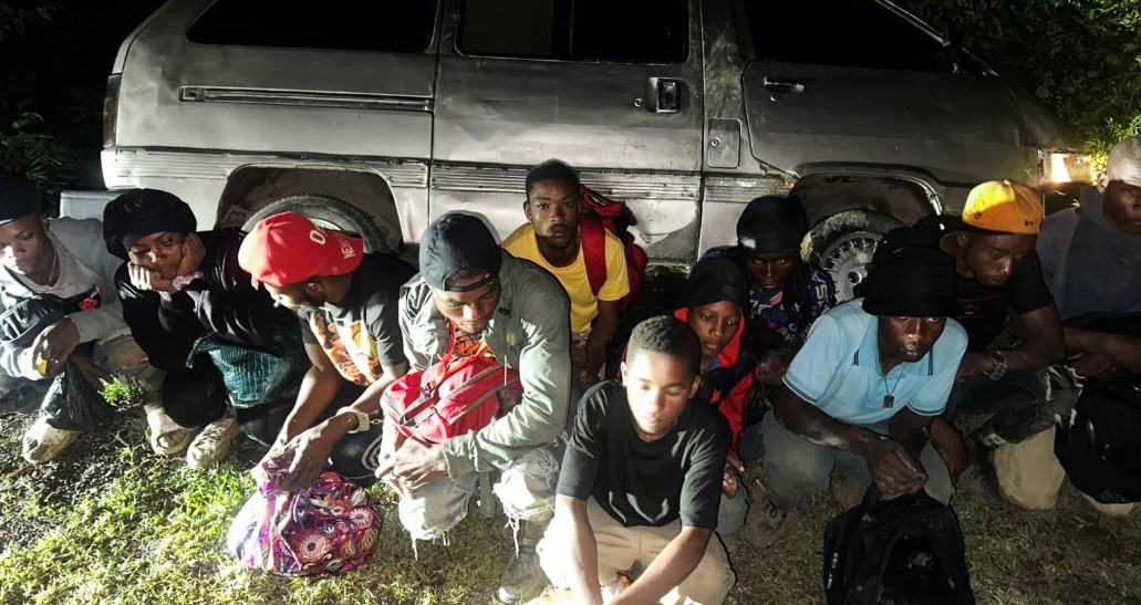 Ejército detiene a 11 indocumentados abandonados en vehículo en San Juan de la Maguana
