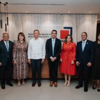De izquierda a derecha, Antonio Carrión, ejecutivo de Félix Pago, Edigarbo García, vicepresidente de Remesas del Banco BHD; Rosanna Ruiz, presidenta de la ABA; Roberto Álvarez, canciller de la República; Manuel Orozco, directivo del Diálogo Interamericano; Brenda Villanueva, directora del Departamento Internacional del Banco Central; Edgar Abreu, director senior de Negocios del Banco de Reservas, y Gisselle Moreno, vicepresidenta del Área de Mercadeo del Banco Popular.