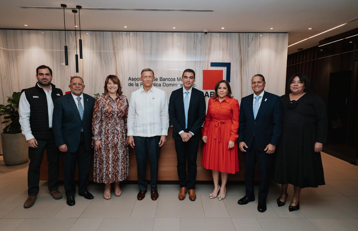 De izquierda a derecha, Antonio Carrión, ejecutivo de Félix Pago, Edigarbo García, vicepresidente de Remesas del Banco BHD; Rosanna Ruiz, presidenta de la ABA; Roberto Álvarez, canciller de la República; Manuel Orozco, directivo del Diálogo Interamericano; Brenda Villanueva, directora del Departamento Internacional del Banco Central; Edgar Abreu, director senior de Negocios del Banco de Reservas, y Gisselle Moreno, vicepresidenta del Área de Mercadeo del Banco Popular.
