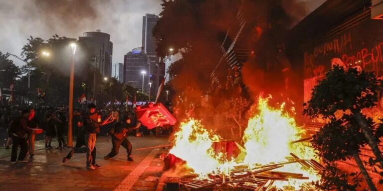 Protesta por aumento en salarios de legisladores en Indonesia deja 3 muertos y 5 heridos