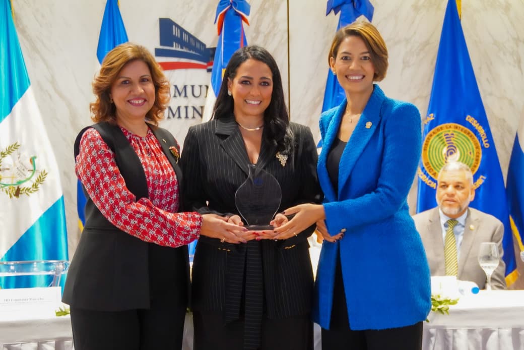 PARLACEN reconoce a Celinés Toribio como Mujer Migrante Destacada