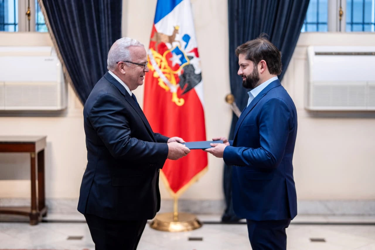 Embajador dominicano Juan Cohen presenta Cartas Credenciales ante presidente de Chile, Gabriel Boric