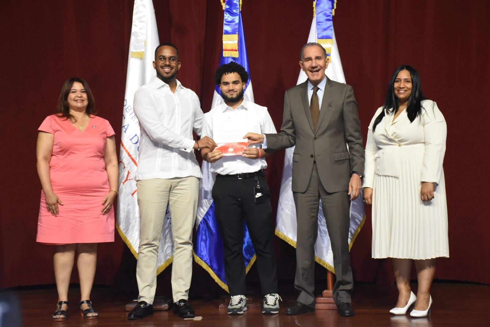 MESCyT e ITLA realizan entrega de 350 becas nacionales a estudiantes en carreras STEAM
