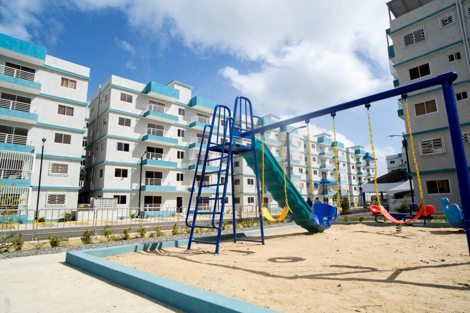 Abinader entrega 140 apartamentos y 30 Bono Mujer en Manoguayabo