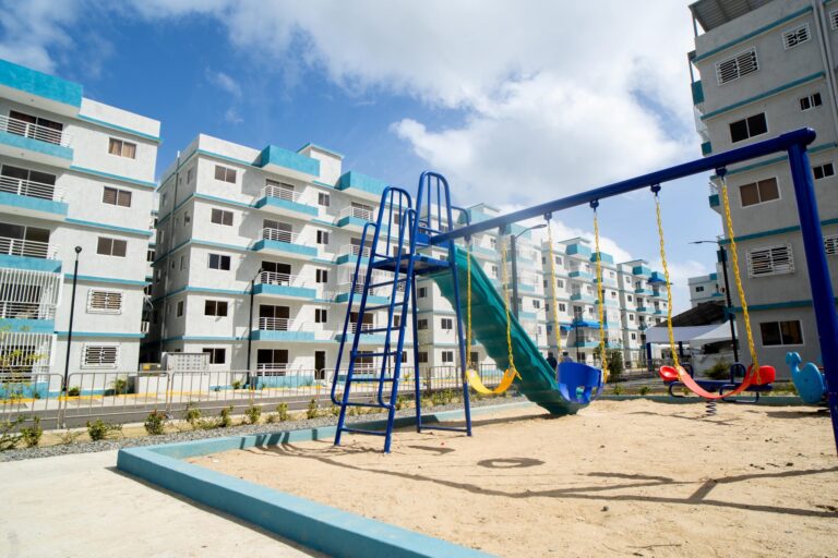 Abinader entrega 140 apartamentos y 30 Bono Mujer en Manoguayabo