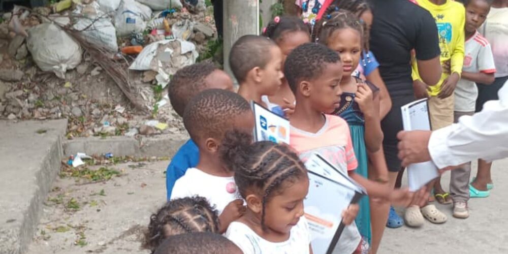 Fundación Vecinos Unidos de Herrera entrega útiles escolares en El Café