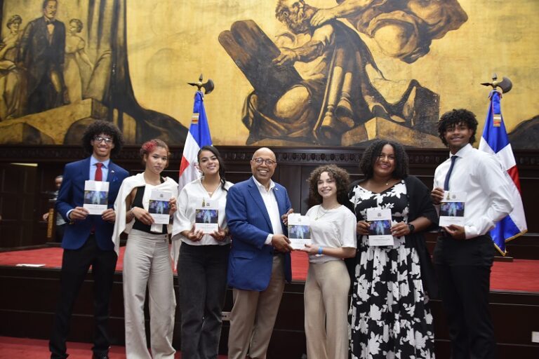 Cámara de Diputados recibe a estudiantes dominico-españoles ganadores del Premio al Mérito Escolar Madrid 2025