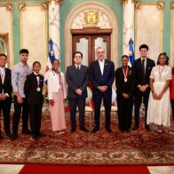 Presidente Abinader recibe a los estudiantes dominicanos residentes en España galardonados con el Premio al Mérito Escolar 2025