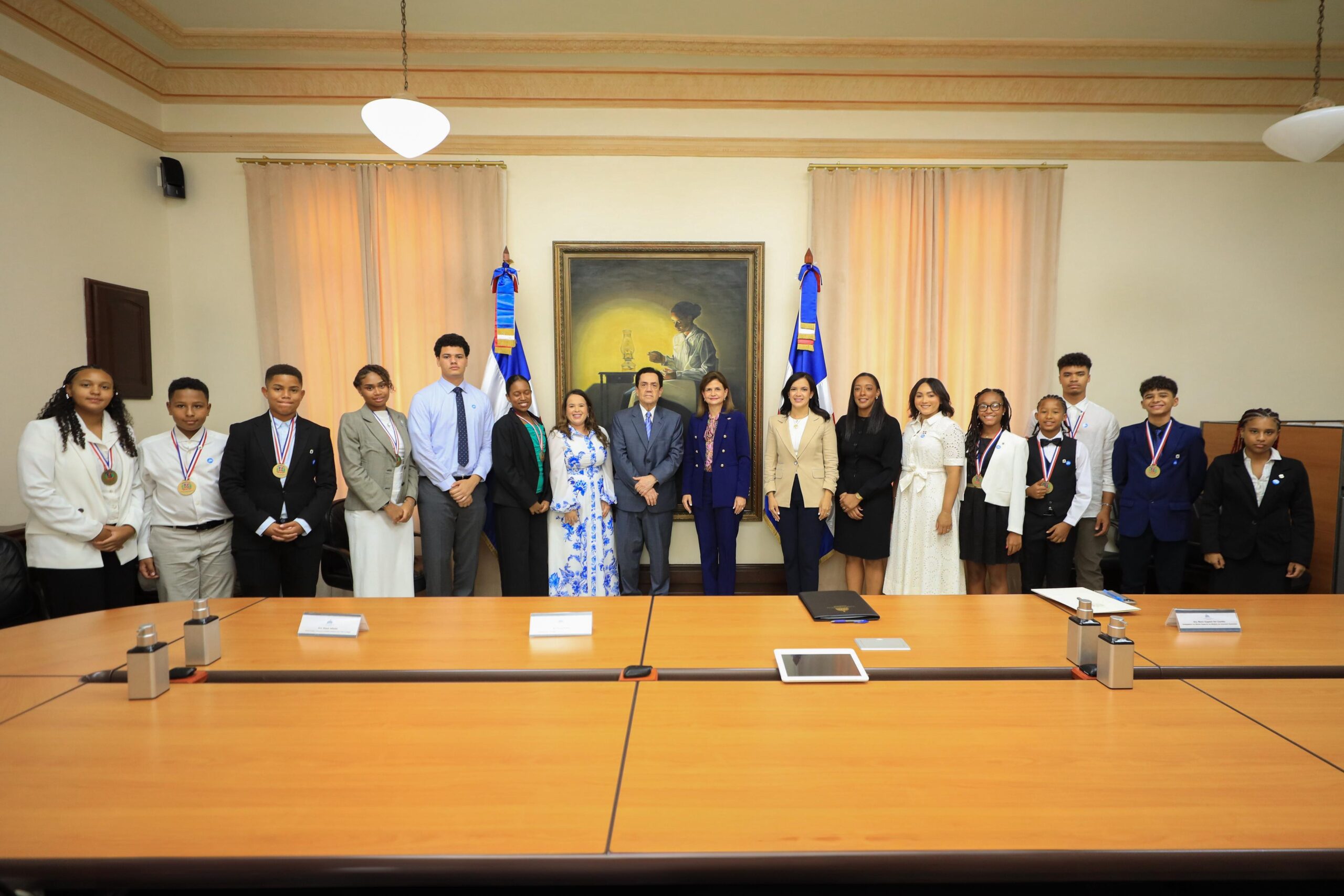 Vicepresidenta recibe a estudiantes dominicanos galardonados con el Premio al Mérito Escolar 2025